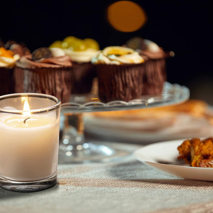 Paquete de 24 velas votivas de vidrio transparente con cera blanca cálida sin aroma. Velas de cera vertida a mano, regalos para aromaterapia, spa, bodas, cumpleaños, festivos y fiestas