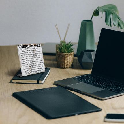 Letrero de escritorio inspiracional irrompible con cita de resiliencia y fuerza