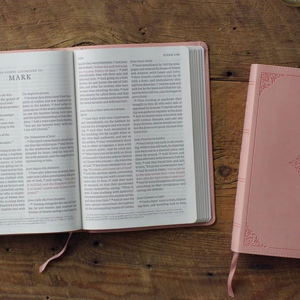 ESV Giant Print Bible, Red Letter (TruTone, Pink, Fleur-de-lis Design): Holy Bible, English Standard Version