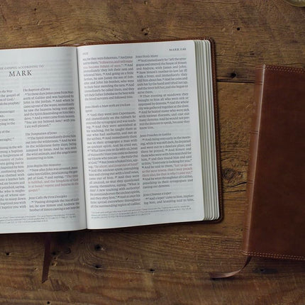ESV Giant Print Bible, Red Letter (TruTone, Deep Brown): Holy Bible, English Standard Version: ESV Bibles: 9798874906337