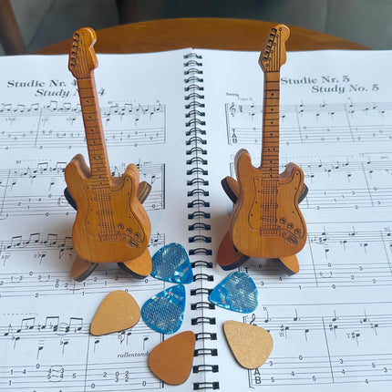 Wooden Guitar Pick Holder with Stand, Wooden Electric Guitar Styling Box with 3 Wood Picks and 3 Non-slip Celluloid Guitar Picks, Guitar Pick Storage Box Set for Guitar, Bass, Ukulele Players