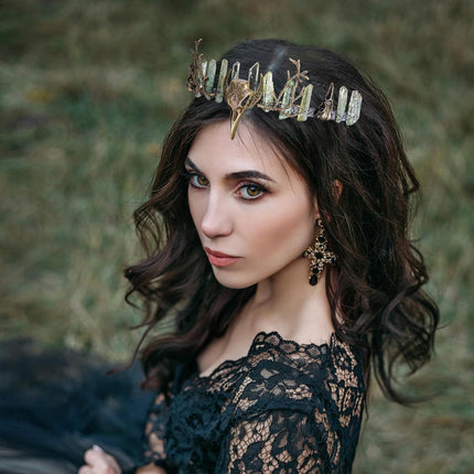 Green Fairy Crystal Crown - Handmade Raw Quartz Tiara with Bronze Crow Branch Moon Elf Headpiece Fantasy Forest Witch Crown Wedding Renaissance Halloween Cosplay Woodland Headband